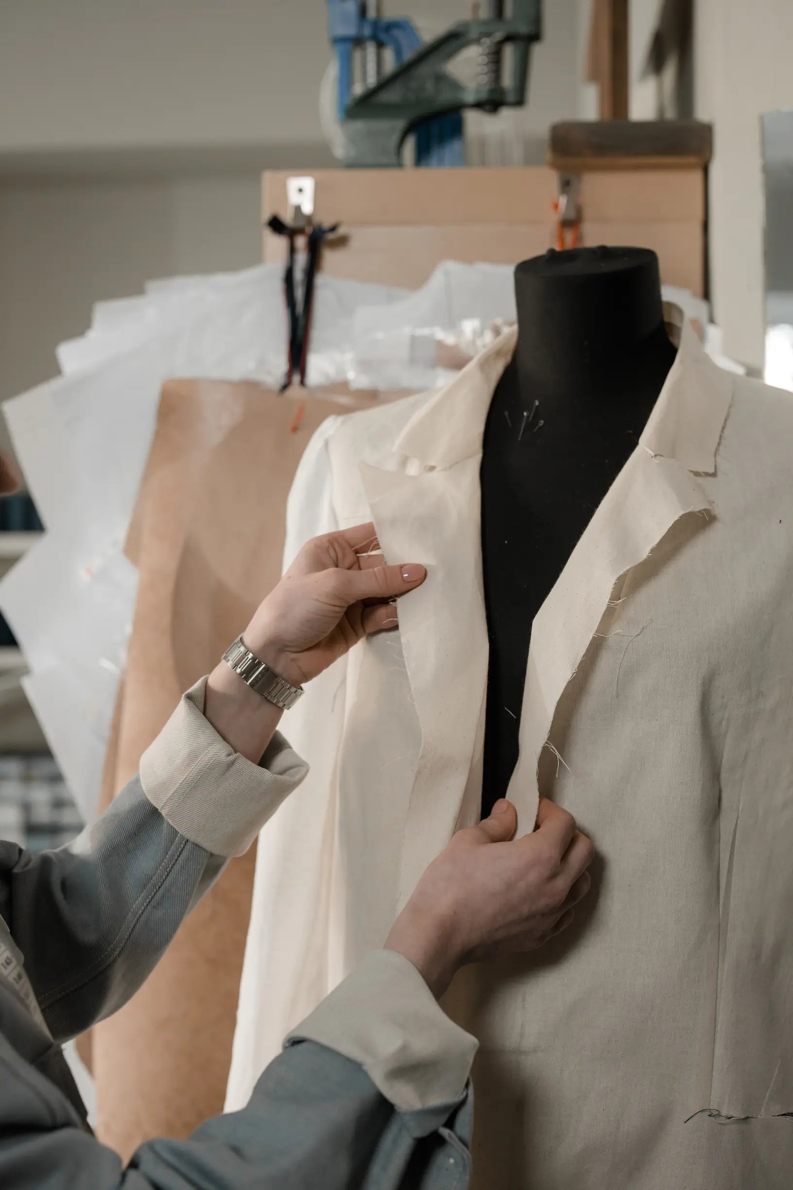 How to Tailor a Utility Jacket to Reduce Bulk While Preserving Strength